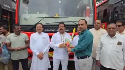 बुलढाणा: शहरातील आगार येथे आमदार संजय गायकवाड यांच्या हस्ते ५ नव्या लालपरींचे लोकार्पण