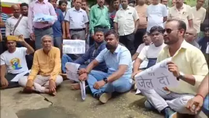 गोमिया: आरोही रानी मौत मामले में परिजनों ने SDPO कार्यालय तेनुघाट में धरना प्रदर्शन कर आरोपियों की गिरफ्तारी की मांग की