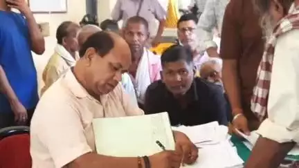 बलिया: बलिया थाना परिसर में भूमि विवाद मामलों के निपटारे के लिए जनता दरबार का आयोजन