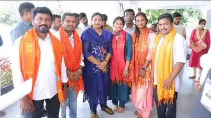విశాఖలో నిర్వహించిన యోగాంధ్ర కార్యక్రమంలో పాల్గొన్న అనకాపల్లి జిల్లా యోగా లైఫ్ టీంను సత్కరించిన హోం మంత్రి అనిత