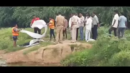 सुमेरपुर: तखतगढ़ शहर के तालाब में तैरते युवक केशव को पुलिस ने कब्जे में लेकर अस्पताल की मोर्सरी में रखा, पुलिस कर रही है जांच