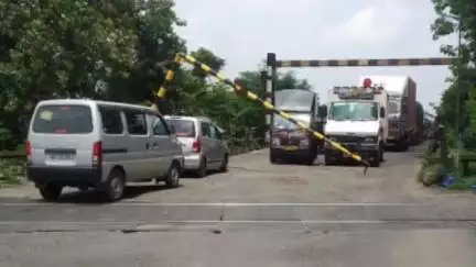 কালনা ১: দুর্গাপুর লেভেল ক্রসিং এ পিকআপ ভ্যানের ধাক্কায় ভাঙলো রেলগেট, আধঘন্টা যান চলাচল বিঘ্ন