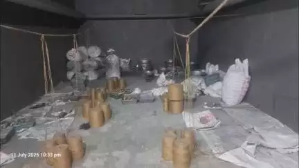 सांवेर: सांवेर में अवैध पटाखा फैक्ट्री पर पुलिस की दबिश, लाखों का सामान ज़ब्त