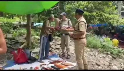 ऋषिकेश: लक्ष्मण झूला इलाके में कावड़ मेला क्षेत्र में पुलिस ने आज रेहड़ी, फड़ वालों के दस्तावेज चेक किए, सुरक्षा के दृष्टिगत