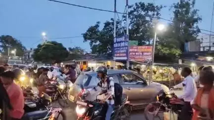 महाराजगंज: राज्यपाल के काफिले के दौरान पुरैना में लगा जाम, आधे घंटे तक रुकी रहीं वाहनें