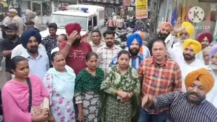ਪਟਿਆਲਾ: ਗੈਂਗਸਟਰਵਾਦ ਦੇ ਮੁੱਦੇ ਨੂੰ ਲੈਕੇ ਅਨਾਰਦਾਣਾ ਚੌਕ ਵਿਖੇ 'ਆਪ' ਸਮਰਥਕਾਂ ਨੇ ਵਿਧਾਇਕ ਕੋਹਲੀ ਦੀ ਅਗਵਾਈ ਹੇਠ ਭਾਜਪਾ ਖਿਲਾਫ ਕੀਤਾ ਪ੍ਰਦਰਸ਼ਨ