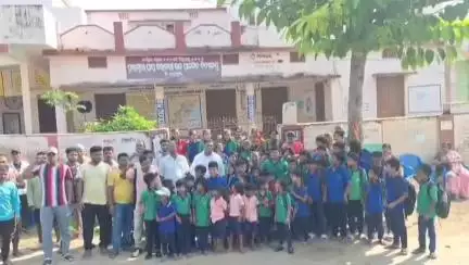 ଛତ୍ରପୁର: ଶିକ୍ଷକଙ୍କ ବଦଳି ବାତିଲ ଦାବି, ଟାକିରିଆ ବ୍ରହ୍ମପୁରରେ ସ୍କୁଲ ଫାଟକରେ ତାଲା ପକାଇ କଲେ ଆନ୍ଦୋଳନ