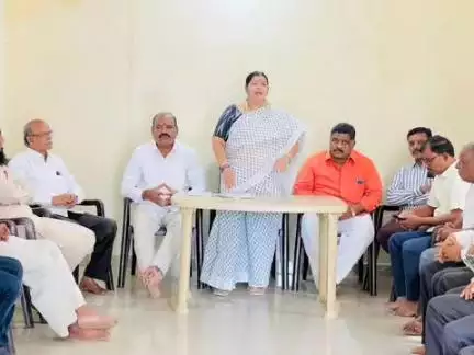 పటాన్​​చెరు: కాకతీయ నగర్ కాలనీలో పర్యటించిన కార్పొరేటర్ బూరుగడ్డ పుష్ప నగేష్
