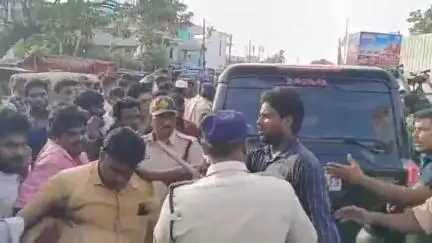 గుడివాడలో బాబు ష్యూరిటీ, మోసం గ్యారంటీ సమావేశానికి వెళ్తున్న YCP జిల్లా జడ్పీ ఛైర్‌పర్సన్ ఉప్పాల హరిక కారు ధ్వంసం