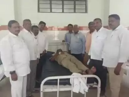 ఆర్మూర్: పట్టణ బస్టాండ్‌లో పురుగుల మందు సేవించి ఆత్మహత్యాయత్నం చేసిన RTC డ్రైవర్‌ను ఆసుపత్రిలో పరామర్శించిన CPIML మాస్‌ లైన్ నేతలు