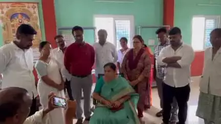 ధర్మవరం మండలం పోతుకుంట బీసీ కాలనీలో పర్యటించిన జిల్లా వైద్యాధికారి