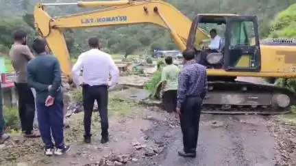 घाट: सेरा में मोक्ष नदी के किनारे आवासीय भवनों की सुरक्षा के लिए प्रशासन द्वारा मशीन से मलबा और पत्थर हटाने का कार्य शुरू