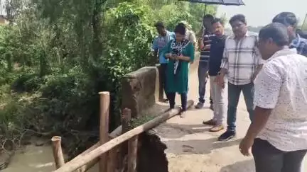আউশগ্রাম ১: আউশগ্রামের করুঞ্জিতে রাস্তা মেরামতির কাজ পরিদর্শনে ADM ও BDO
