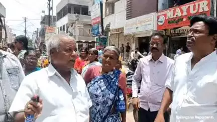 రామగుండం: పట్టణ పరిధిలో మాజీ మేయర్ అనిల్ కుమార్‌కు చెందిన రాహుల్ ఆస్పత్రిలో వైద్యాధికారులు తనిఖీలు చేయోద్దని రోడ్డుపై రోగులు ఆందోళన