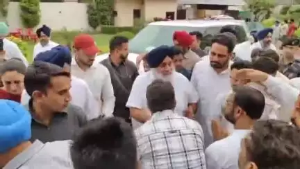 ਅਬੋਹਰ: ਸੰਜੇ ਵਰਮਾ ਦੀ ਹੱਤਿਆ ਮਾਮਲੇ 'ਚ ਪੀੜਤ ਪਰਿਵਾਰ ਨਾਲ ਮੁਲਾਕਾਤ ਕਰਨ ਪਹੁੰਚੇ ਅਕਾਲੀ ਦਲ ਪ੍ਰਧਾਨ ਸੁਖਬੀਰ ਬਾਦਲ ,ਕਾਨੂੰਨ ਵਿਵਸਥਾ 'ਤੇ ਚੁੱਕੇ ਸਵਾਲ