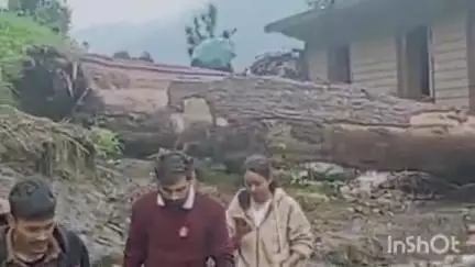 बल्ह: एसएफआई ने जिला मंडी के आपदा प्रभावित क्षेत्रों का किया दौरा, छात्रों को बांटी शैक्षणिक किटें