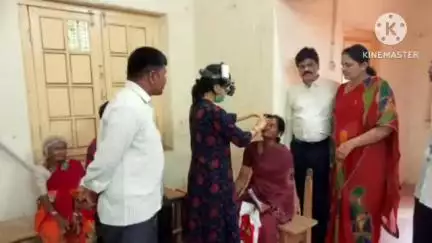 హిందూపురం ఎంజీఎం ఉన్నత పాఠశాల ఆవరణలో కంటి జబ్బుల రోగులకు వైద్య చికిత్సలు