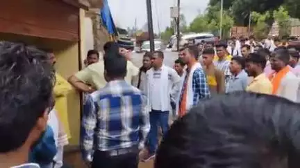 दंतेवाड़ा: बैलाडीला ट्रक यूनियन में स्थानीय लोगों को मेंबरशिप देने को लेकर ग्रामीण पहुंचे बीटीओए कार्यालय, ट्रकों को भी रोका