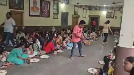 હાલોલ: શ્રી ઝારોલા જ્ઞાતિ સમાજની વાડી તેમજ શ્રી દશા પોરવાડ જ્ઞાતિ સમાજ દ્વારા ગૌરીવ્રત નિમિતે કુવારિકાઓને સમૂહ ભોજન કરાવાયુ