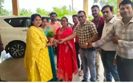 महासमुंद: राष्ट्रीय स्वास्थ्य कर्मचारी (NHM) संघ ने अपनी मांगों को लेकर सांसद रूपकुमारी को निवास पर सौंपा ज्ञापन