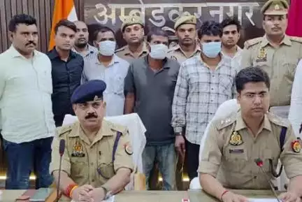आलापुर: आठ लाख के अवैध गांजे के साथ तीन गिरफ्तार, जहांगीरगंज पुलिस को एसपी ने दी शाबाशी, एसओजी और सर्विलांस टीम भी शामिल