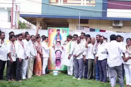 నర్సాపూర్: నర్సాపూర్ లో సీఎం చిత్రపటానికి పాలాభిషేకం నిర్వహించిన కాంగ్రెస్ నేతలు