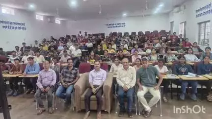 जगदलपुर: शासकीय ज्ञानगुड़ी में जिला के सहायक कलेक्टर विपिन दुबे ने छात्रों को दिया मार्गदर्शन