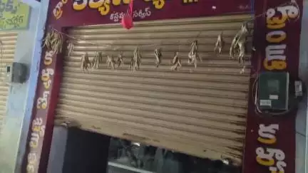 జమ్మికుంట: పట్టణంలోని బ్రాండ్ కళ్యాణ్ జ్యువెలర్స్ షాప్ లో దొంగల బీభత్సం ఏడు లక్షల విలువైన వెండి బంగారు ఆభరణాలను ఎత్తుకెళ్లిన దొంగలు