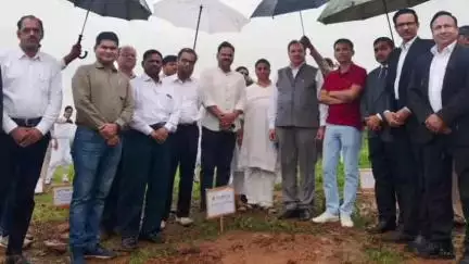 दमयंती नगर: एक पेड़ मां के नाम अभियान में प्रधान जिला जज, कलेक्टर और पुलिस अधीक्षक ने किया वृक्षारोपण