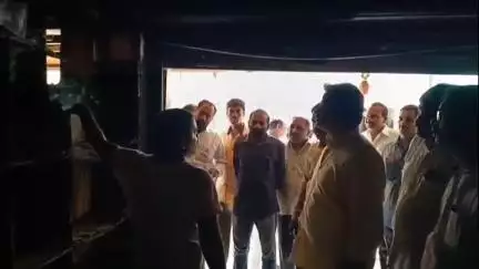 తణుకు: అగ్ని ప్రమాద బాధితులను పరామర్శించిన ఎమ్మెల్యే రాధాకృష్ణ
