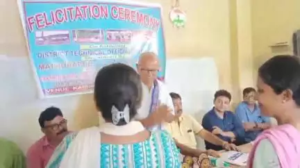 মথুরাপুর ২: দক্ষিণী ক্রীড়া সংস্থার পক্ষ থেকে ১০ জন অফিশিয়াল পাস শিক্ষককে সম্বর্ধনা দেওয়া হয়
