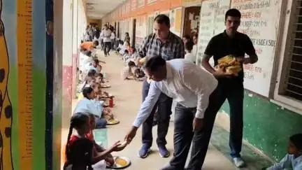 टिब्बी: टिब्बी क्षेत्र में हनुमानगढ़ जिले का 31वां स्थापना दिवस धूमधाम से मनाया गया, बच्चों को फल वितरित और पौध रोपण किया गया