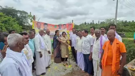 ಹರಪನಹಳ್ಳಿ: ಚಿಕ್ಕಮೇಗಳಗೆರೆ&ಹಿರೇಮೇಗಳಗೆರೆ ಗ್ರಾಮಗಳಲ್ಲಿ ಸೇತುವೆ ನಿರ್ಮಾಣ&ಸೇವಾ ರಸ್ತೆ ಅಭಿವೃದ್ಧಿ ಕಾಮಗಾರಿಗೆ ಚಾಲನೆ ಶಾಸಕಿ;ಲತಾ ಮಲ್ಲಿಕಾರ್ಜುನ್