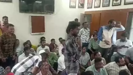 खामगाव: अतिक्रमण धारकांची मंत्री ना.फुंडकर यांना टॉवर चौकातील कार्यालय भेट घेऊन केली पर्यायी जागा उपलब्ध करून देण्याची मागणी