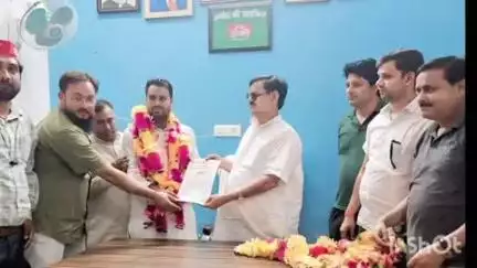 चांदपुर: नूरपुर में समाजवादी पार्टी युवजन सभा के शाह आलम को नगर अध्यक्ष पद का भार देकर नूरपुर विधायक रामावतार सैनी ने किया मनोनयन