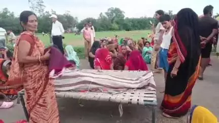 ग्राम बिगोड़ी में आरोपी के घर के सामने शव रखकर परिजनों का प्रदर्शन, घर गिराने व फांसी की मांग