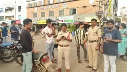 పెద్దాపురం మరిడమ్మ అమ్మవారి జాతర మహోత్సవాలు సందర్భంగా, జిల్లా ఎస్పీ ఆదేశాల మేరకు వాహనాల విస్తృత తనిఖీ నిర్వహించిన ఎస్సై.