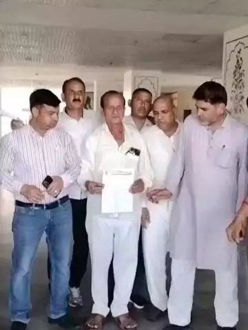 अलवर: पीडब्ल्यूडी ठेकेदारों ने कार्य ठप करने की दी चेतावनी, एडीएम सिटी को मिनी सचिवालय में मांगों को लेकर सौंपा ज्ञापन