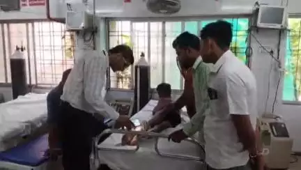 महोबा: बीजानगर गांव में किसी जहरीले कीड़े के काटने से किशोर की हालत बिगड़ी, जिला अस्पताल में कराया गया भर्ती