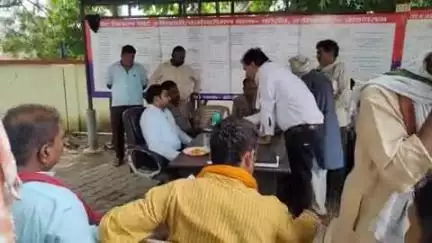 कोरांव: कोरांव में थाना समाधान दिवस पर नायब तहसीलदार रणविजय सिंह और थाना प्रभारी राकेश कुमार वर्मा ने सुनीं शिकायतें