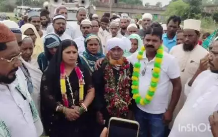 बिरनी: हरदिया निवासी मजीद अंसारी हज यात्रा पर रवाना हुए, ग्रामीणों ने दी भावभीनी विदाई