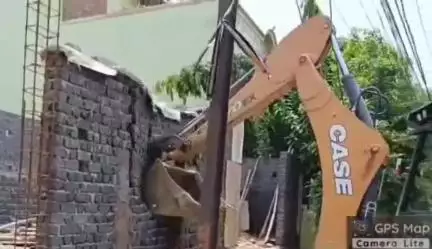 रायपुर: नगर निगम ने संतोषी नगर में अवैध दुकानों को तोड़ने के लिए चलाया बुलडोजर