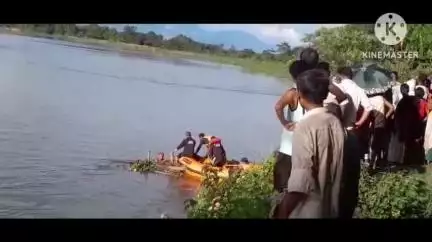 শদিয়া: শদিয়াৰ কুণ্ডিল নৈত গা ধুই থাকোতে দুগৰাকী সমনীয়া নদীত ডুব যোৱাৰ পৰা বচাব লওঁতে সলিল সমাধি এগৰাকী ষষ্ঠ শ্ৰেণীৰ ছাত্ৰী