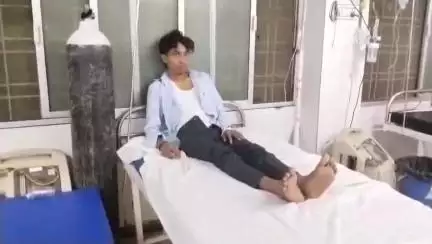महोबा: महोबा से सटे पठा गांव में विद्युत करंट की चपेट में आया युवक, जिला अस्पताल में इलाज जारी