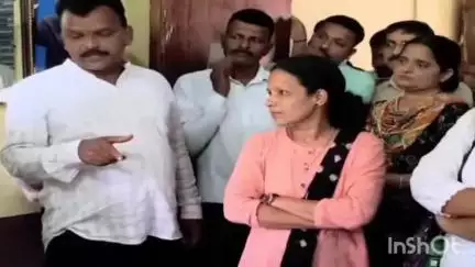 कुडाळ: एसटी वेळेवर येत नसल्‍यामुळे आंदुर्ले ग्रामस्‍थ आणि विद्यार्थ्यांनी कुडाळ आगार व्‍यवस्‍थापकांना घातला घेराव