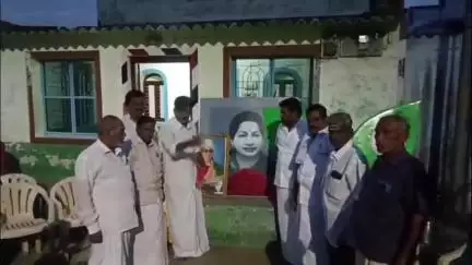 ஆனைமலை: ஆழியாரில் மாற்றுக் கட்சியை சேர்ந்த பத்துக்கு மேற்பட்டோர் ஆனைமலை கிழக்கு ஒன்றிய செயலாளர் முன்னிலையில் அதிமுகவில் இணைத்துக் கொண்டனர்
