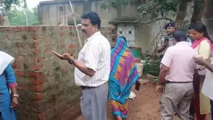 चाकुलिया: चाकुलिया में उप विकास आयुक्त ने योजनाओं का जायजा लिया, अधूरे कार्यों को समय पर पूरा करने का निर्देश दिया
