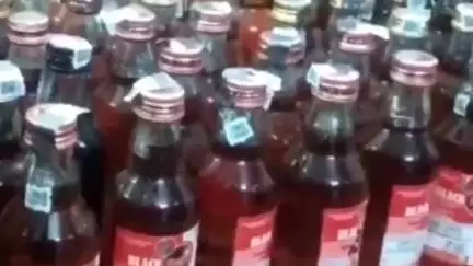 காரியமங்கலம்: மொரப்பூர் சாலை கள்ளுக்கடை பகுதியில் தாபாக்களில்  சட்டவிரோதமாக மதுபானம்  விற்ற இருவர் கைது.  9 ஆயிரம் ரூபாய் மதிப்புள்ள 60  மதுபாட்டில்களை பறிமுதல்