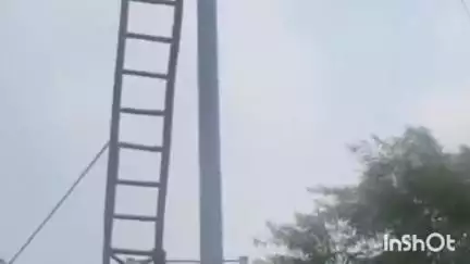 पानीपत: मॉडल टाउन के हीरो पार्क में प्रधान को खुद खंभे पर चढ़कर ठीक करनी पड़ी लाइट