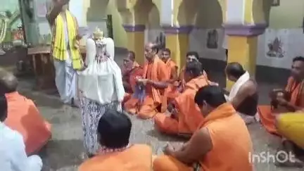 ଭଟଲି: ପଶ୍ଚିମଓଡିଶାର ଶ୍ରୀକ୍ଷେତ୍ର ଭଟଲୀ ଦଧିବାମନ ମନ୍ଦିର ରେ ଆଜି ପ୍ରଭୁଙ୍କ ସ୍ବତନ୍ତ୍ର ସଂନ୍ଧ୍ଯାଆଲତୀ ରେ ଯୋଗଦାନ କଲେ ଶହଶହ ଭକ୍ତ